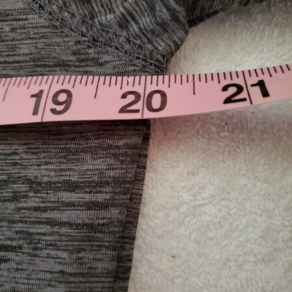 Reebok XL Boys Wicking Shirt - Picture 5 of 5